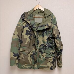 US Military ECWCS Cold Weather Parka  Woodland Camo Medium Regular